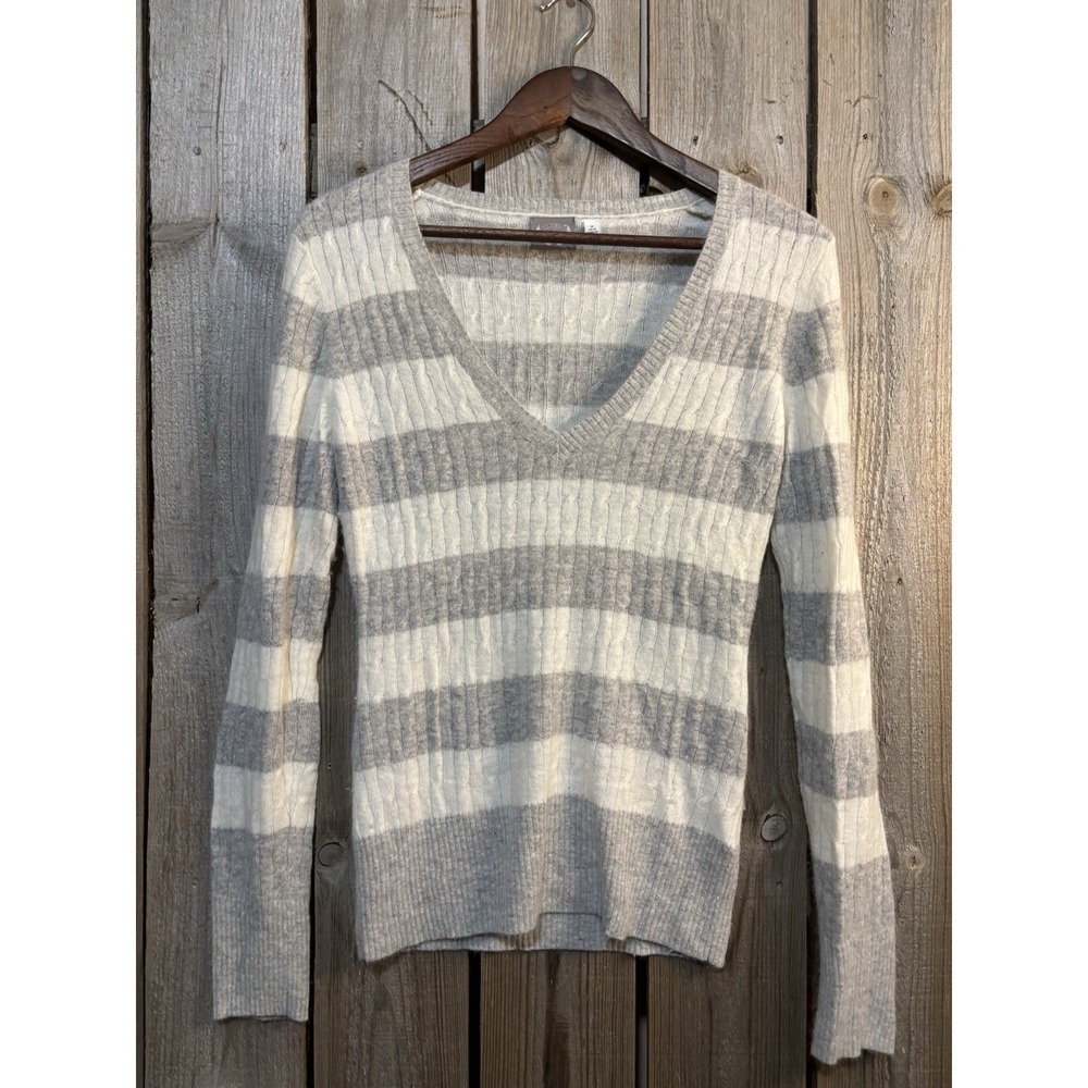 Arabella & Addison Angora Blend V‎ Neck Cable Knit Soft Cozy Slim Sweater Medium